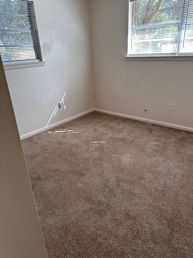 Building Photo - 3 Bedroom/ 1 1/2 Bath House - GREAT LOCATION