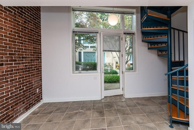 Building Photo - 36 Moore St