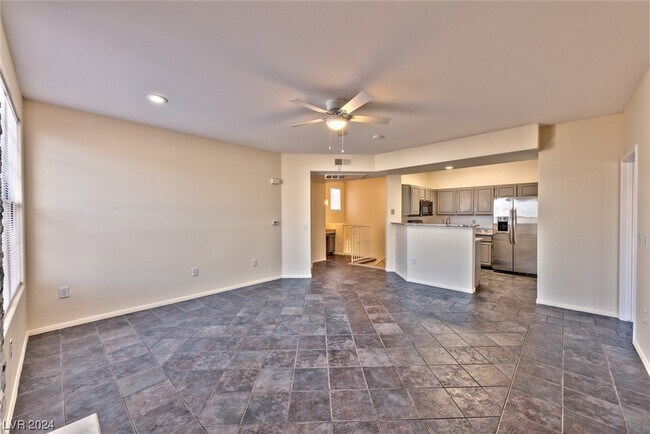 Foto del edificio - 8555 W Russell Rd
