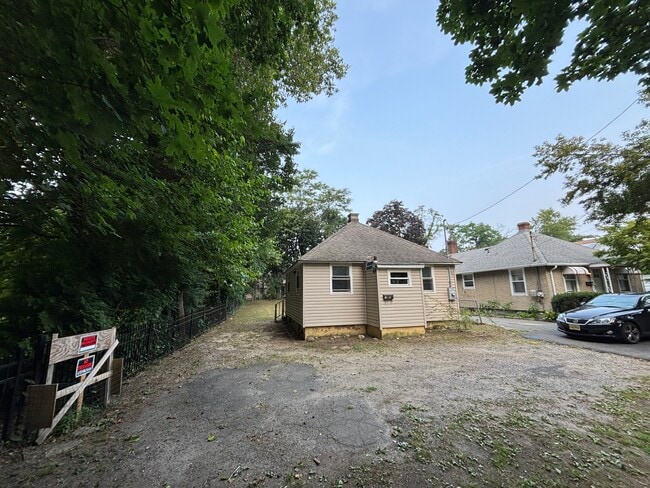 Building Photo - 15 Helen Ln