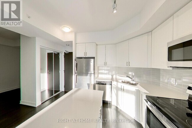 Photo du bâtiment - 550 N Service Rd