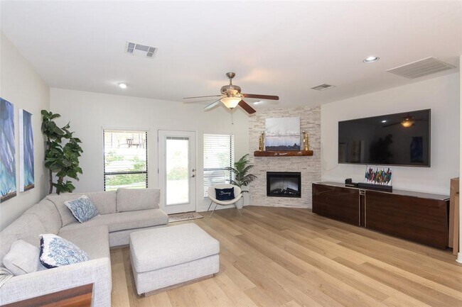 Building Photo - 1301 Delsie Dr