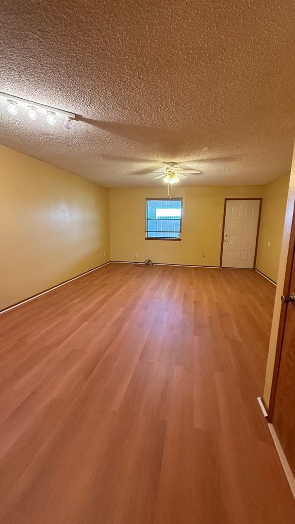 Building Photo - Spacious 2 Bedroom Apartment Available in ...