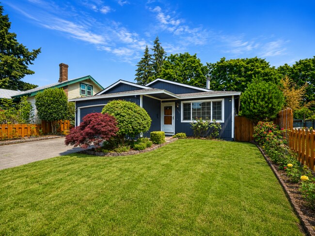 Foto del edificio - Single-Level 3-Bedroom Home with 2-Car Garage, Mini-Split AC, & Backyard Garden Space