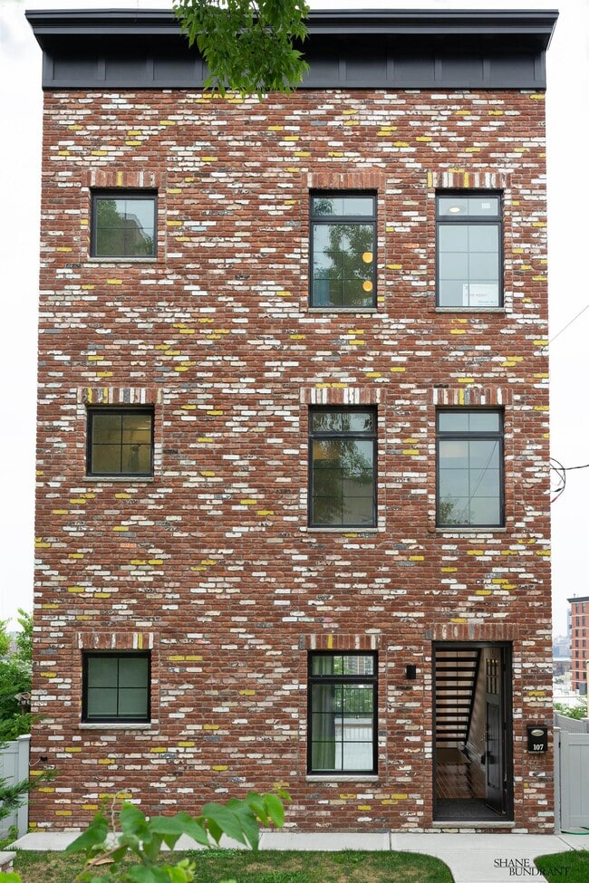 Foto del edificio - 107 Mountain Rd