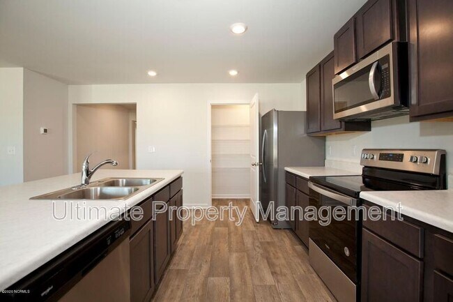 Building Photo - 585 Draymore Dr NE