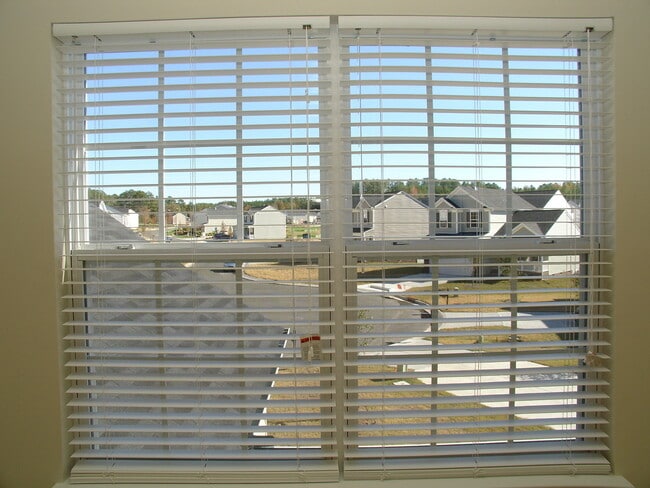 Foto del edificio - Modern 3-Bedroom Home in Amenity-Rich Card...