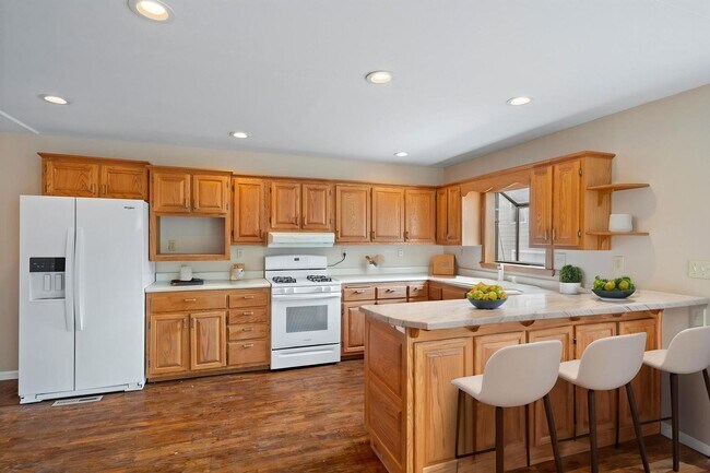 Building Photo - 5 Bed / 2 Bath Tudor Revival in Central Co...