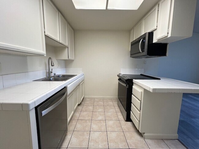 Building Photo - COMPLETELY REMODELED 2 BEDROOM DUPLEX IN ROCKLIN!!