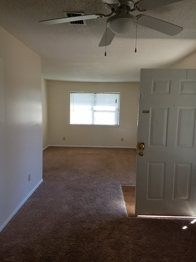 Foto del edificio - 109 Village Ln