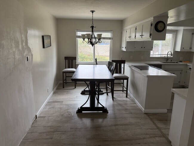 Foto del edificio - Bright, Beautiful & Fully Updated 3-Bed, 2-Bath Home with Modern Finishes