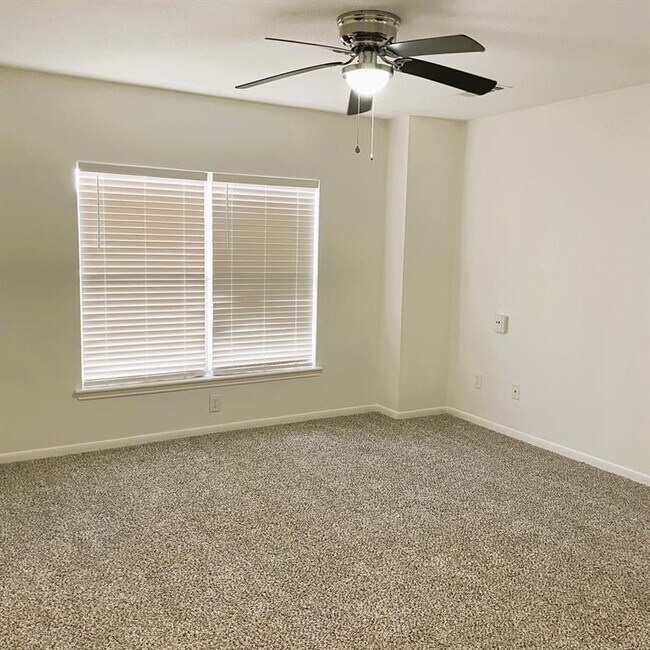 Building Photo - 18143 Holly Forest Dr