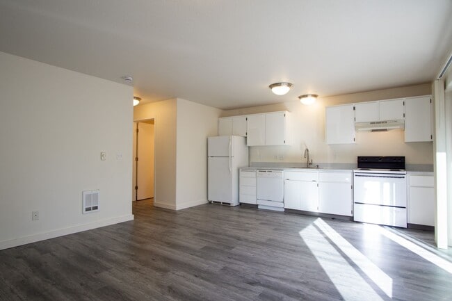 Building Photo - Garden Level 1 Bdr w/ Private Patio & 1 MO...