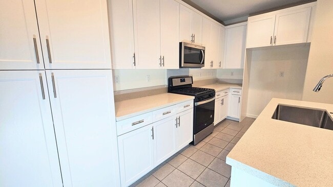Building Photo - JAMIE LN UNIT 1 FONTANA 92336 (4 BED / 3 BATH)