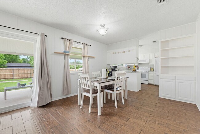 Foto del edificio - 902 Lynn Ln