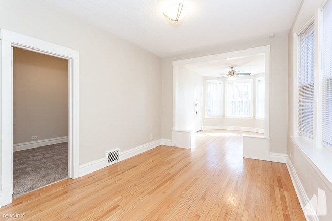 Building Photo - 2 br, 1 bath Apartment - 1016 N Hamlin Ave 2