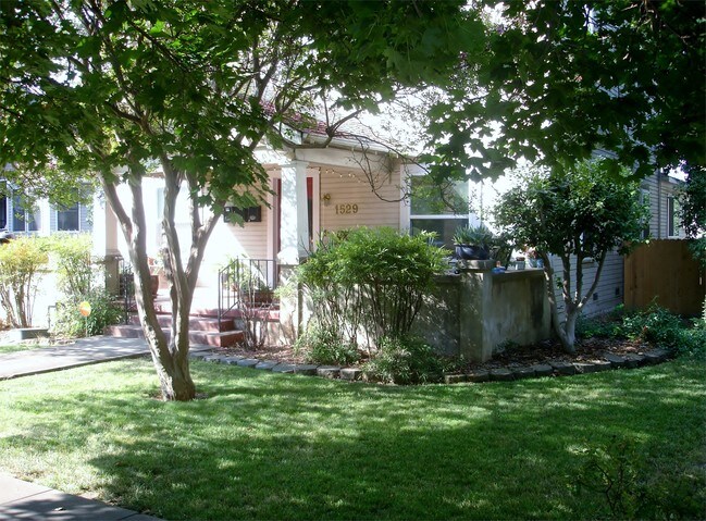 Building Photo - 1529 Oleander Ave