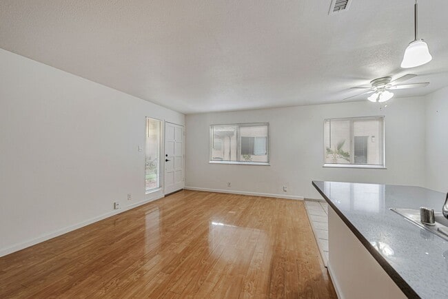 Foto del edificio - 2 Story Condo in Charry Plaza HOA