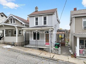 Building Photo - 9 1/2 Spring St