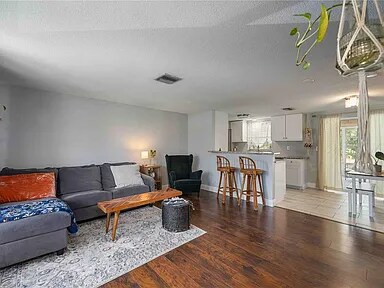 Foto del edificio - 18198 Garvin Ave