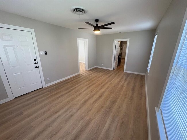 Building Photo - 4620 Bennett Ave