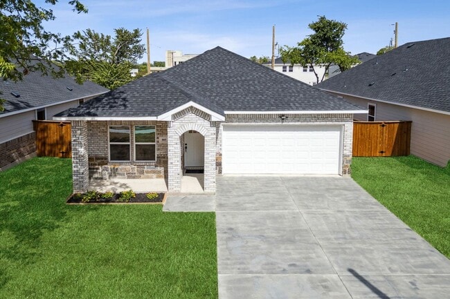 Foto del edificio - Modern 4-Bedroom Retreat with Patio Deck &...