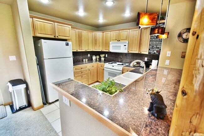 Building Photo - Winter Seasonal Rental - 33 Skyline Drive