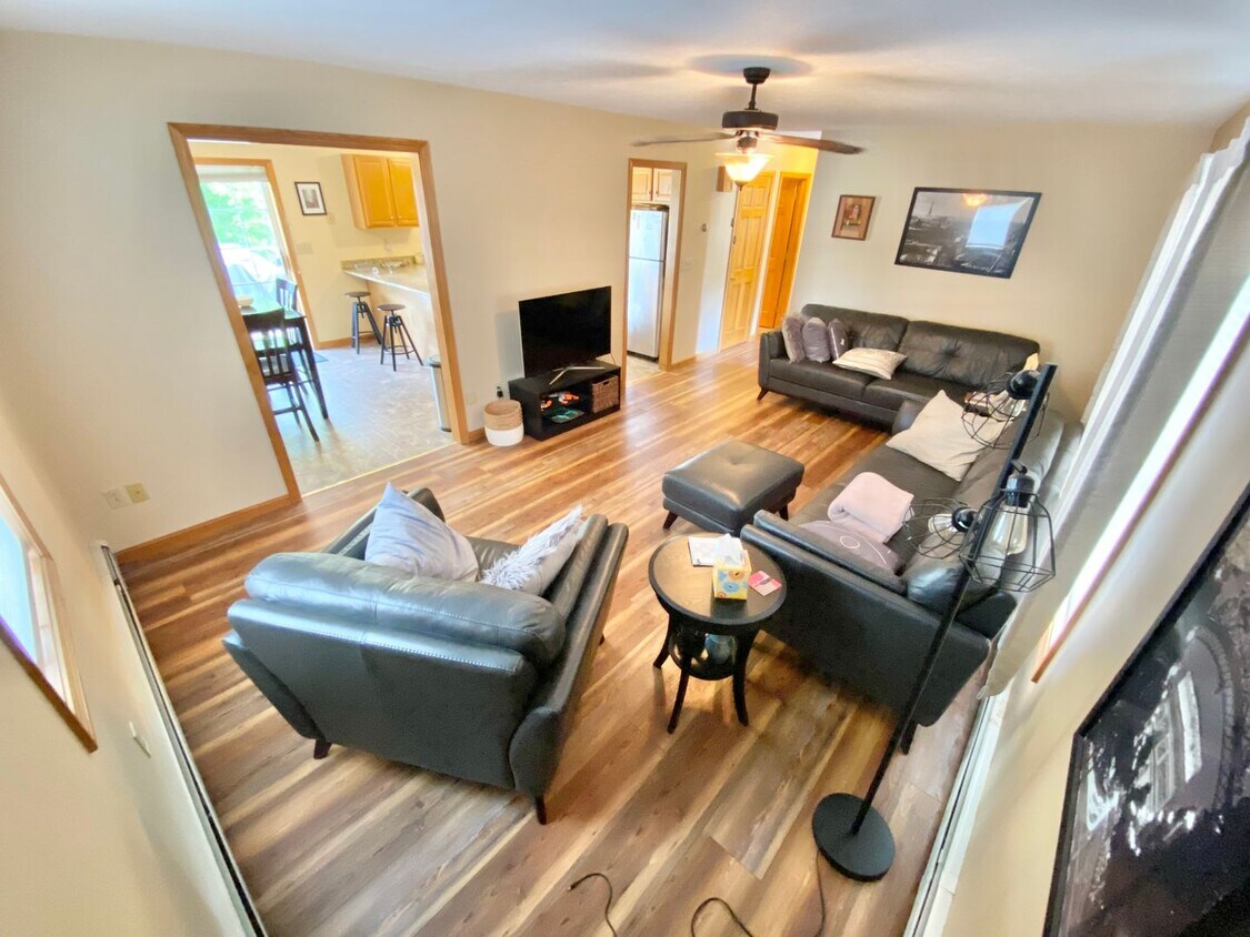 Primary Photo - 3 Bedroom Apartment in Home VT Available 8/1!