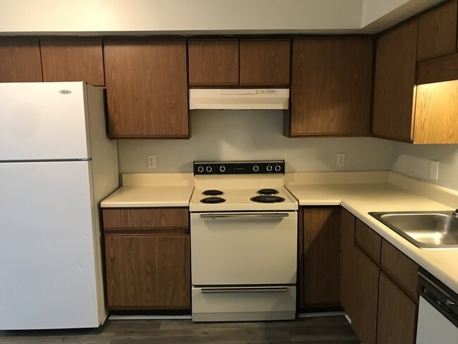 Building Photo - Great 2/1.5 Townhome Close to Hamilton Place