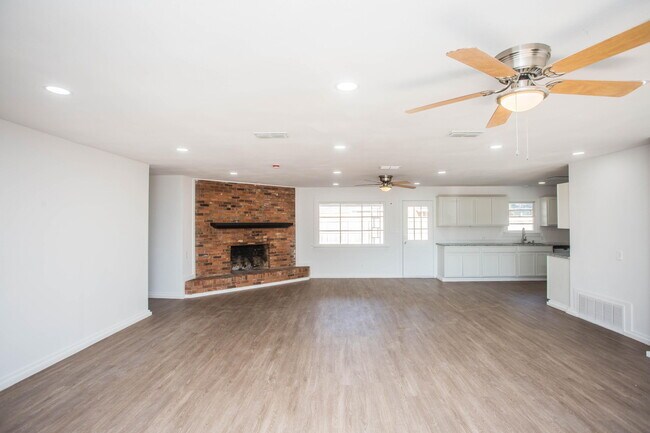 Foto del edificio - 6004 Vernon Ave