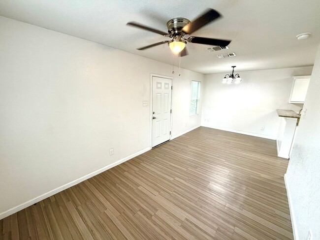 Building Photo - 1627 N Navidad St
