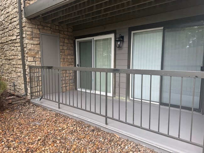 Patio con entrada con puerta corrediza al dormitorio principal y sala de estar. Además, amplio armario de almacenamiento. - 2575 S Syracuse Way