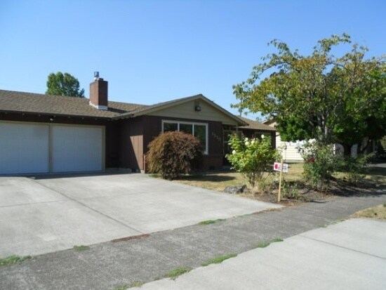 Building Photo - Large 4 Bed 2 Bath home