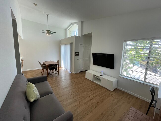 Foto del edificio - 1470 Thrush Ave