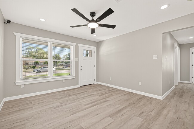 Building Photo - 10531 Royal Oaks Dr