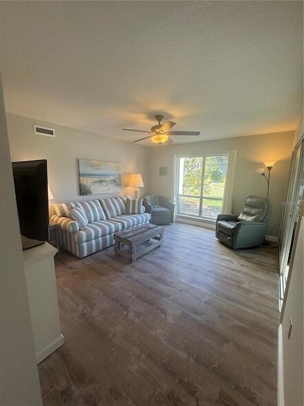 Foto del edificio - 621 Windrush Bay Dr