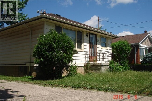 Building Photo - 742 Garth St