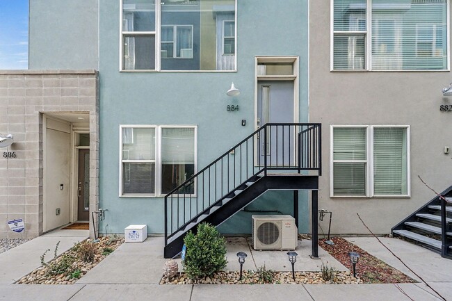 Foto del edificio - Modern-3 bedroom -3.5 bathroom Townhome in Santa Fe Art District