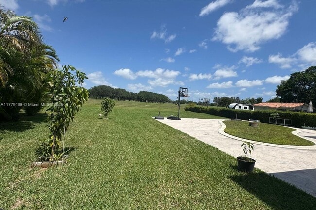 Foto del edificio - 1025 Hunting Lodge Dr
