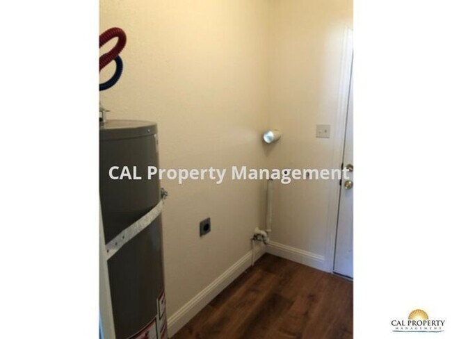 Building Photo - Cute 1 Bedroom Duplex in North Salinas