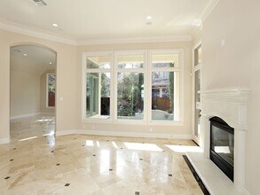Building Photo - 15 Serenade Pines Pl