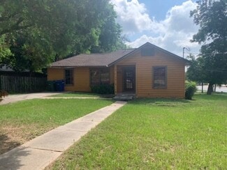 Building Photo - 1021 Oak Dr