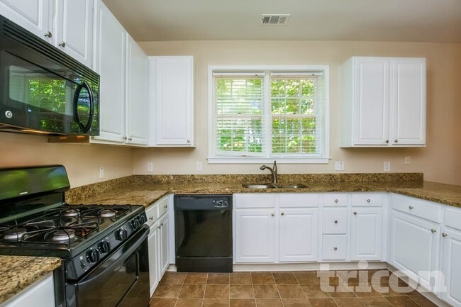 Building Photo - 1013 Chatsworth Ln