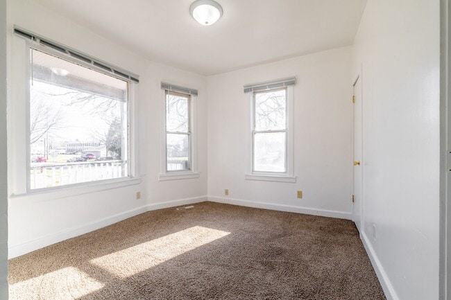 Foto del edificio - Spacious 4 Bedroom 2 Full Baths Available Kenosha