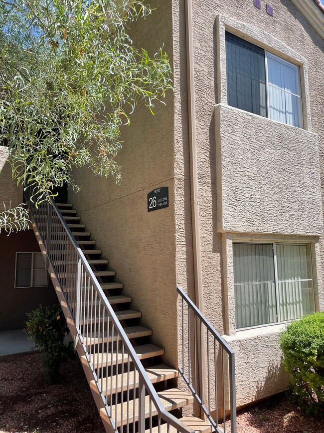 Building Photo - Ahwatukee 3 Bedroom - 2 Bath Condo in Beau...