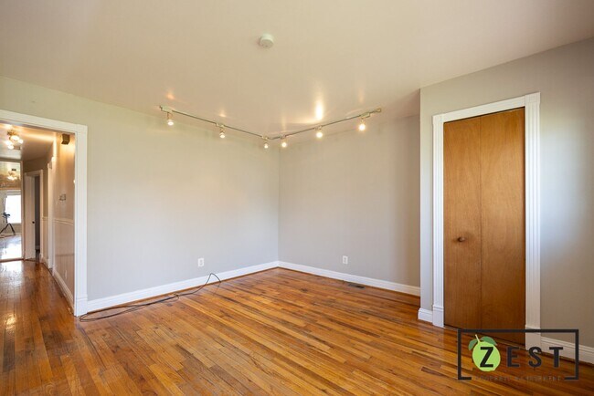 Building Photo - *Pet Friendly*