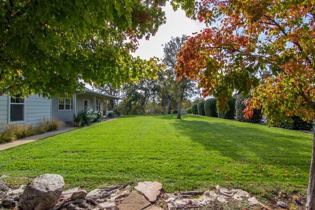 Foto del edificio - Country Home for Rent on Acreage | 3.5 Acres, 3 Car Garage, Deck, Pet Friendly