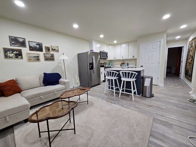 Foto del edificio - Fully Furnished Two Bedroom