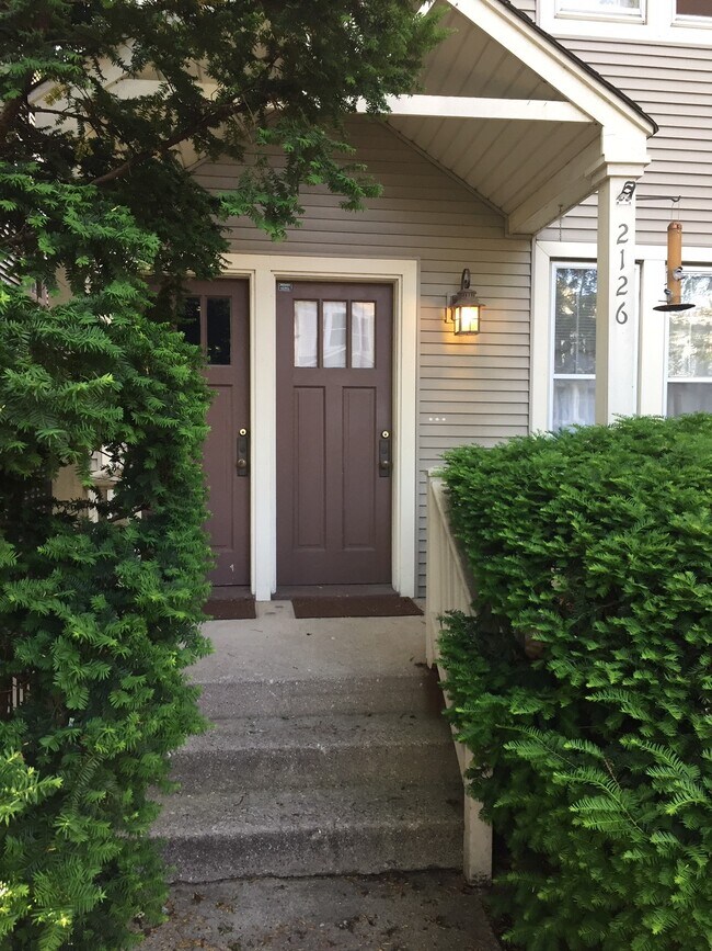 well maintained 3 unit building - 2126 W Barry Ave