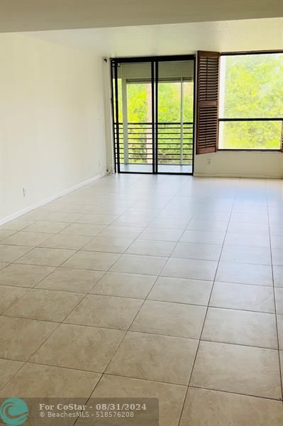 Foto del edificio - 6301 N University Dr